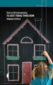 Na czarnym tle dziewczynka rysuje kredą dom z różowym dachem i oknami. Na górze biały napis Marta Wroniszewska Tu jest teraz twój dom adopcja w Polsce.