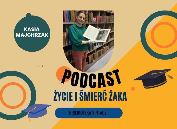 Grafika promująca podcast ‘Życie i śmierć żaka’. Na środku zdjęcie kobiety (Kasia Majchrzak) stojącej w bibliotece, trzymającej otwartą starą książkę z ilustracją. W tle półki pełne książek. Wokół graficzne elementy w kolorach zielonym, pomarańczowym i żółtym oraz czapki absolwenta. Napis: Podcast – Życie i śmierć żaka. Na dole: Biblioteka Vintage.