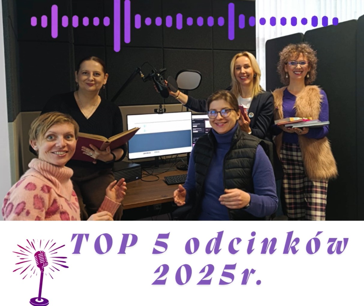 Grupa kobiet w studiu nagrań podcastowych, wyposażonym w mikrofony i stanowisko komputerowe. Uczestniczki trzymają książki i materiały, symbolizujące działalność literacko-edukacyjną. Grafika z napisem: »TOP 5 odcinków 2025 r.