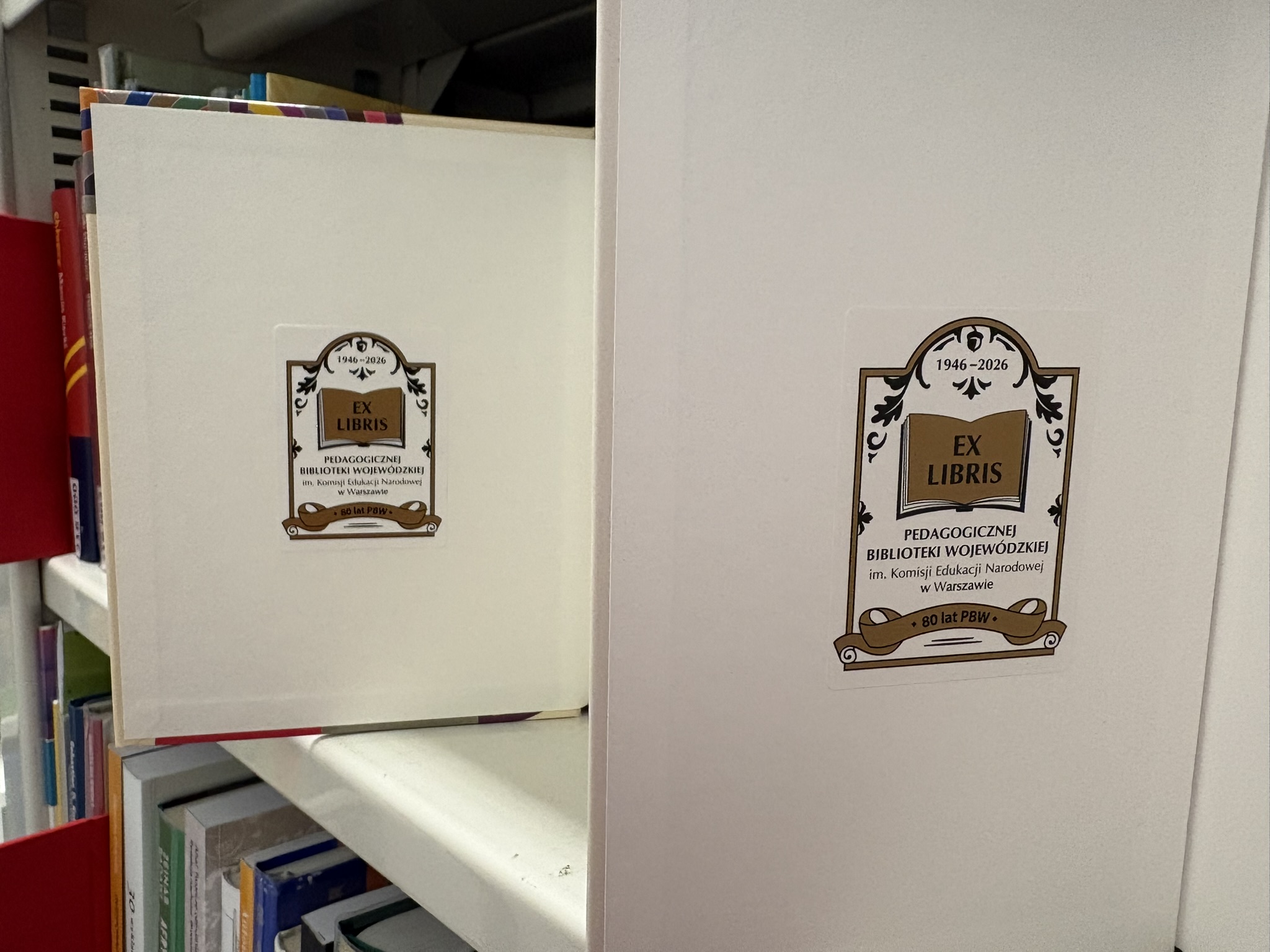 otwarte książki ze znakiem Ex Libris złoto czarnym 80 lat 