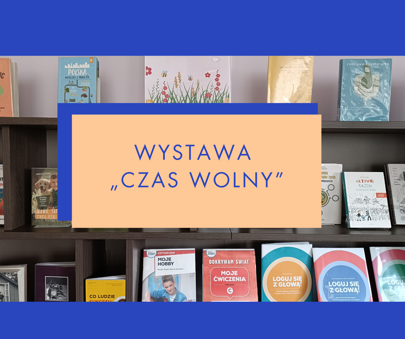 Grafika promująca wystawę biblioteczną „Czas wolny”. Na tle regału z książkami znajduje się jasna plansza z napisem „Wystawa – Czas wolny”. Na półkach widać książki związane z hobby, aktywnością i spędzaniem wolnego czasu.