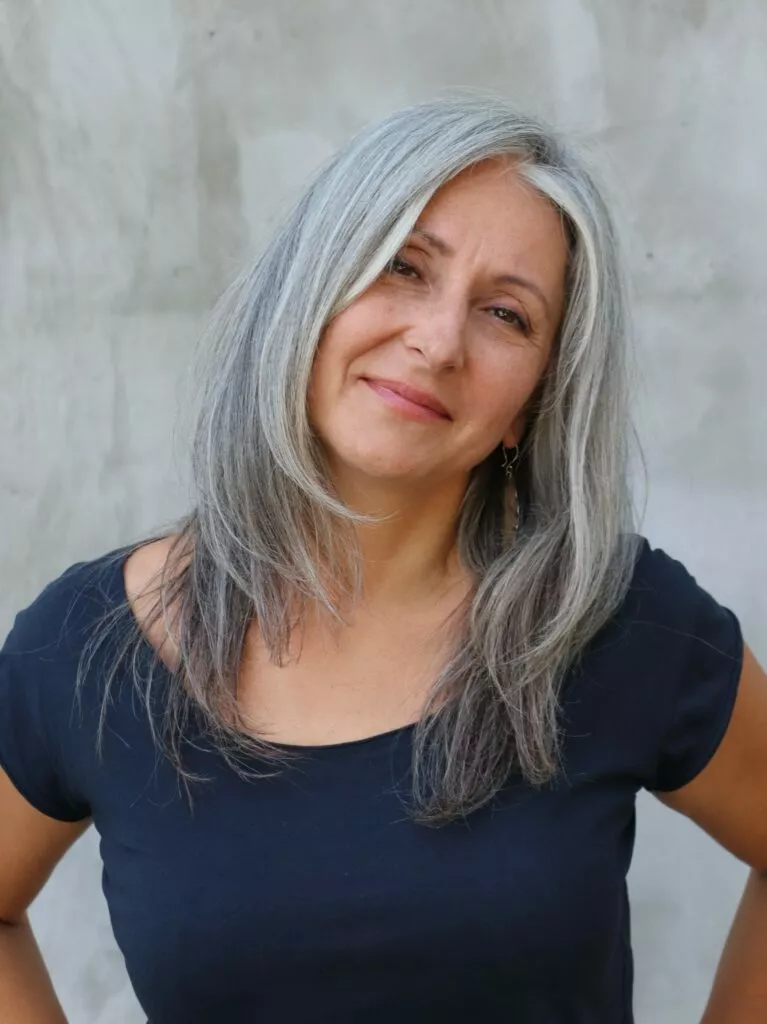 kobieta z siwymi długimi włosami