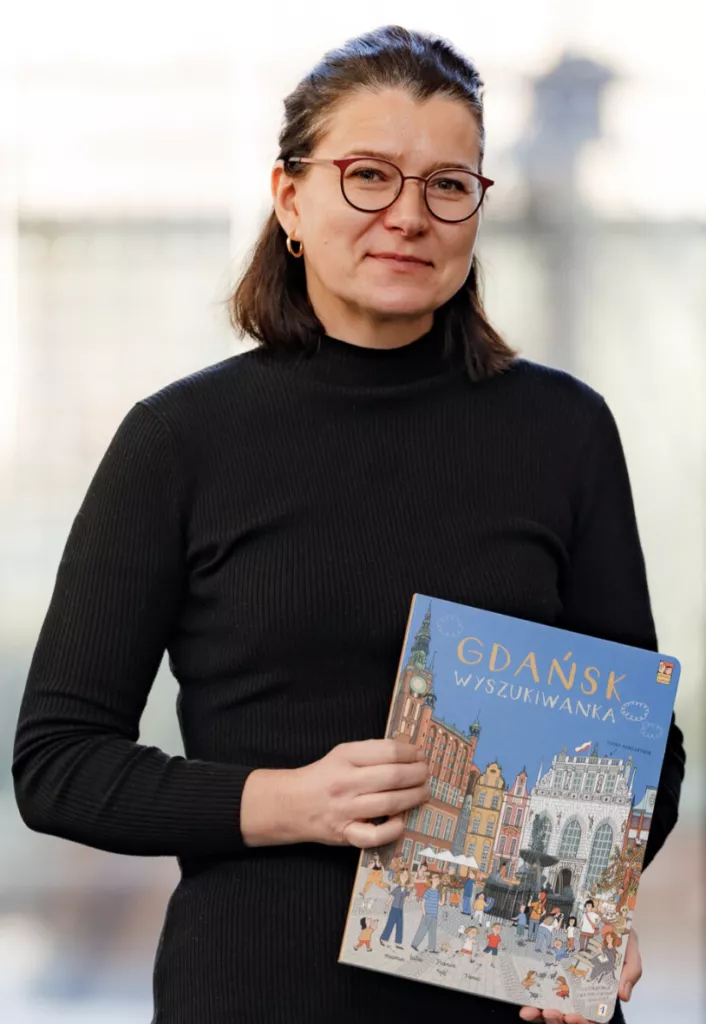 kobieta w czarnym golfie
