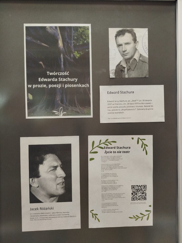 Fotografia z gablotami wystawy przedstawiającymi Twórczość Edwarda Stachury w poezji, prozie i piosenkach