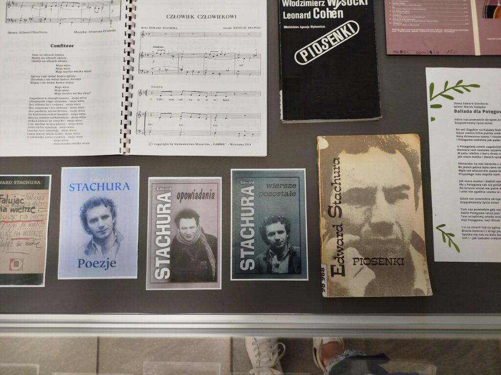 Fotografia z gablotami wystawy przedstawiającymi Twórczość Edwarda Stachury w poezji, prozie i piosenkach