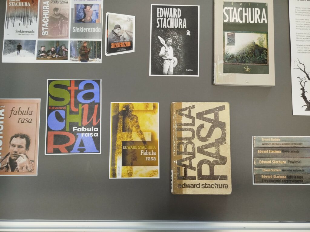 Fotografia z gablotami wystawy przedstawiającymi Twórczość Edwarda Stachury w poezji, prozie i piosenkach
