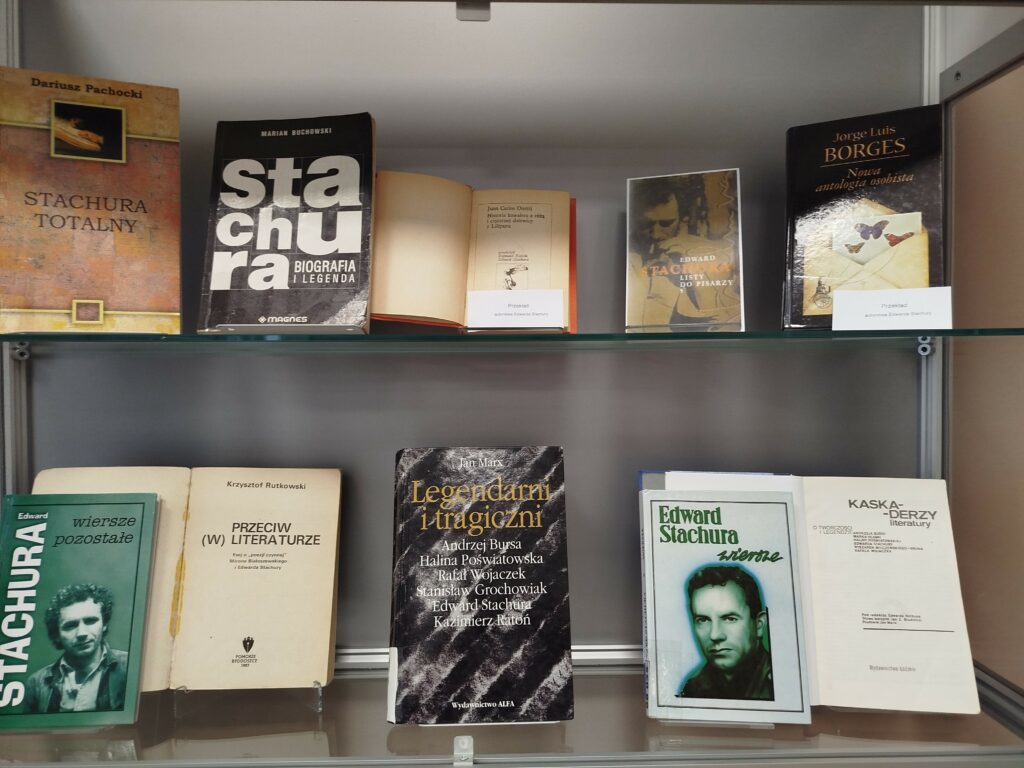 Fotografia z gablotami wystawy przedstawiającymi Twórczość Edwarda Stachury w poezji, prozie i piosenkach