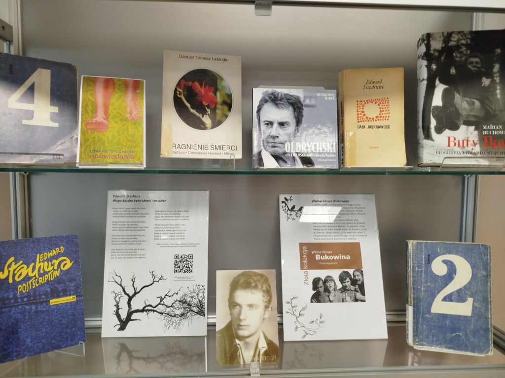 Fotografia z gablotami wystawy przedstawiającymi Twórczość Edwarda Stachury w poezji, prozie i piosenkach