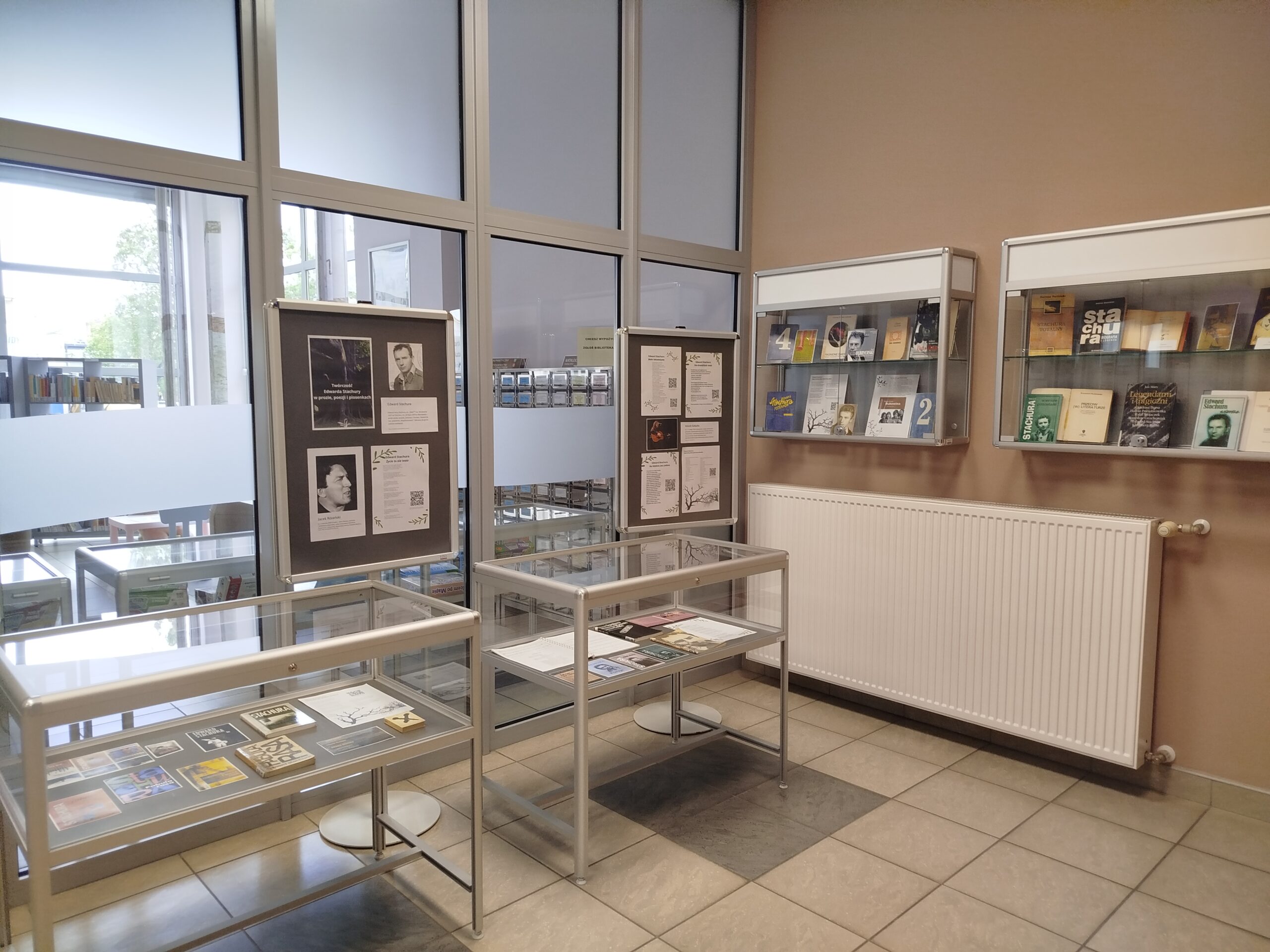 Fotografia z gablotami wystawy przedstawiającymi Twórczość Edwarda Stachury w poezji, prozie i piosenkach