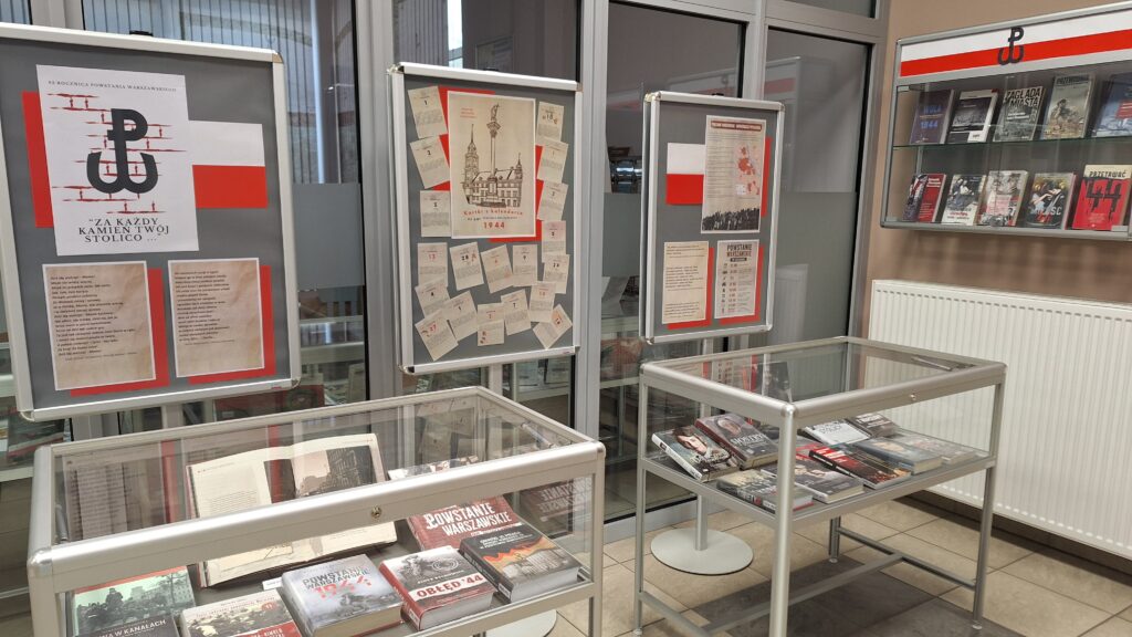 Wystawa poświęcona Powstaniu Warszawskiemu. W przeszklonych gablotach oraz na tablicach ekspozycyjnych zaprezentowano książki, plakaty historyczne z symbolem Polski Walczącej oraz kartki z kalendarza z 1944 roku.